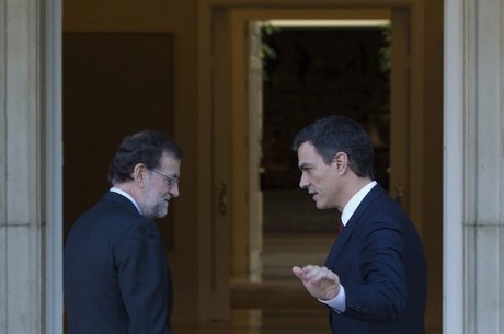Líder socialista Pedro Sánchez (à direita) se reúne com primeiro-ministro espanho, Mariano Rajoy