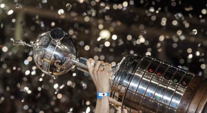 O troféu da Copa Libertadores é objeto de desejo de clubes e torcidas na América do Sul