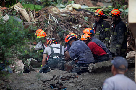 Três pessoas morreram após deslizamento de terra na Grande SP