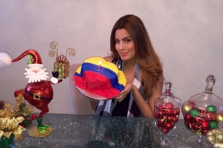 Colombiana com bolo nas cores da bandeira de seu país