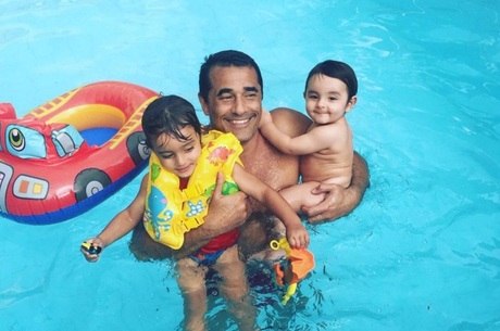 Szafir em dia de piscina com os filhos Mikael e Davi