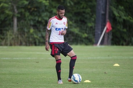 Paulinho está fora dos planos de Muricy Ramalho para o Flamengo