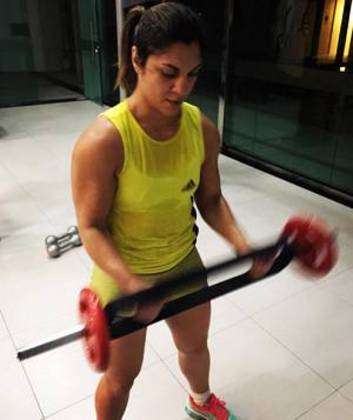 De férias do UFC, Bethe Correia exibe corpão na praia e se declara para