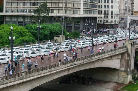 Contra o decreto, taxistas fecharam o Viaduto do Chá nesta manhã Contra o decreto, taxistas fecharam o Viaduto do Chá nesta manhã