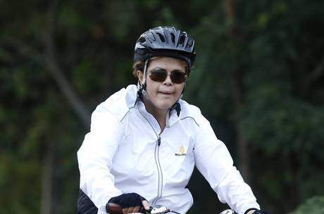 A presidente fez seu passeio matinal de bicicleta na manhã desta quinta perto do Palácio da Alvorada