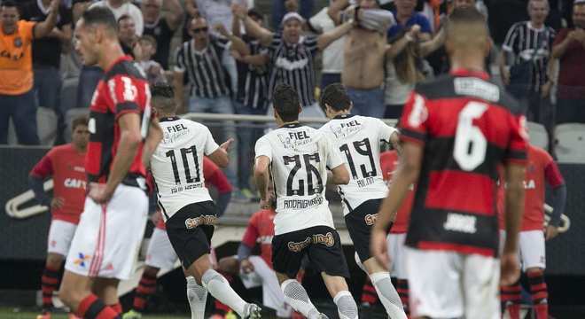 2016 - Corinthians 4x0 Flamengo. Em 2016, o Timo bateu o Flamengo por 4 a 0 na Arena, pelo Brasileiro. Romero, duas vezes, Rildo e Guilherme marcaram para o Timo. O ex-corintiano Guerrero foi muito vaiado no jogo.