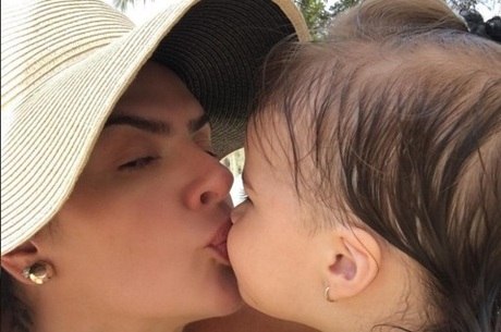 Mirella Santos dá beijinho em Valentina 