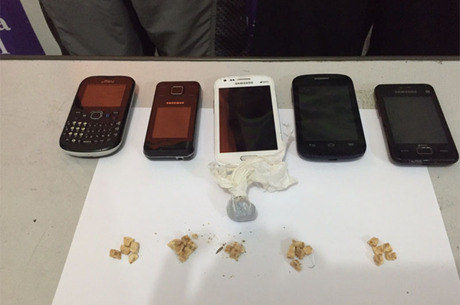 Polícia localizou ainda celulares, 25 pedras de crack e uma porção de maconha