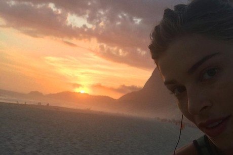 Grazi Massafera mostra selfie com o pôr do sol do Rio de Janeiro ao fundo