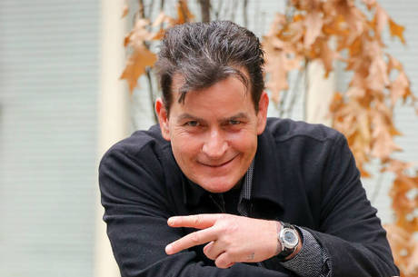 Charlie Sheen está atrás de outro tratamento Charlie Sheen está atrás de outro tratamento