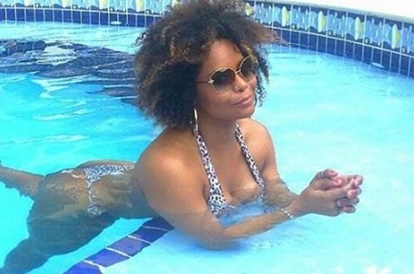 Aos 42 Anos Adriana Bombom Posa De Biquini Na Piscina E Recebe Elogios Entretenimento R7 Famosos E Tv