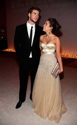 Noivado de Liam Hemsworth com Miley Cyrus é desconversado pelo