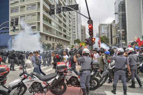 Polícia Militar usou gás lacrimogêneo, granadas de efeito moral e balas de borracha para dispersar o ato Polícia Militar usou gás lacrimogêneo, granadas de efeito moral e balas de borracha para dispersar o ato