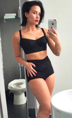 Demi passou a se aceitar e mostrar seu corpo