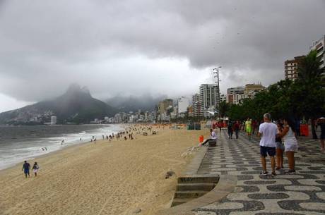 Feriado no Rio foi de praia vazia devido a chuva e frio