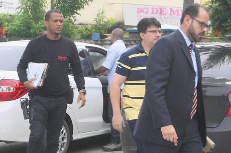 Rozan Gomes da Silva, ex-prefeito de Magé, é preso na operação Terra Prometida. Na foto, policiais acompanham o preso na 65 ª DP