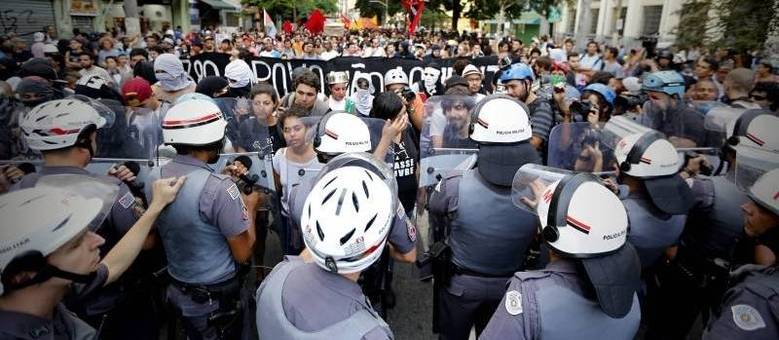 Desde 2013, a cidade de São Paulo tem sido palco de diversas manifestações, convocadas por diferentes entidades Desde 2013, a cidade de São Paulo tem sido palco de diversas manifestações, convocadas por diferentes entidades