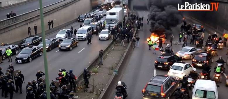 Imagens de TV mostraram vários manifestantes lançando pneus a partir de um viaduto sobre o anel rodoviário de Paris