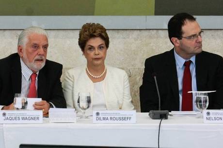 Presidente ao lado dos ministros da Casa Civil (Jaques Wagner) e da Fazenda (Nelson Barbosa)