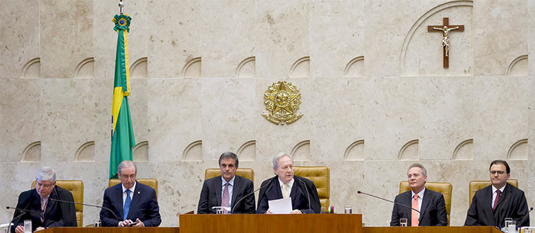 Procurador-geral da República, Rodrigo Janot (esq.), sentou-se ao lado do presidente da Câmara, Eduardo Cunha