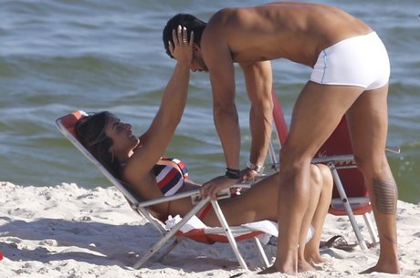 Nicole Bahls e Marcelo Bimbi se divertem em praia do Rio de Janeiro