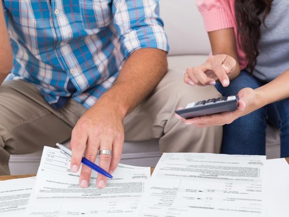 Quase metade (47,63%) dos brasileiros que procuraram a
Serasa em busca de orienta&ccedil;&atilde;o sobre endividamento e inadimpl&ecirc;ncia no ano
passado ficaram com o nome sujo ap&oacute;s perderem seus empregos. Foram
entrevistados 6.273 consumidores de todo o Pa&iacute;s