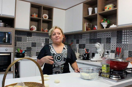 Culinarista e apresentadora Elíbia Portela afirma ser a pioneira na produção do pão delícia (no formato comprido)