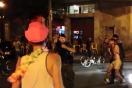 Militares agridem folião que teve a bicicleta atropelada por viatura Militares agridem folião que teve a bicicleta atropelada por viatura