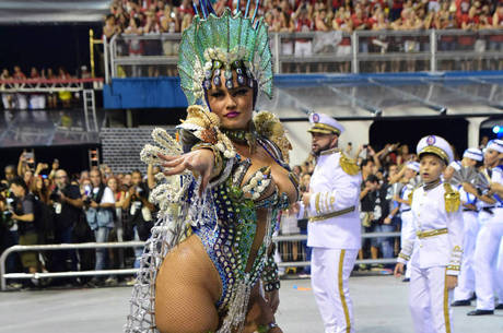 Ellen Roche vai às lágrimas após desfile da Rosas de Ouro Ellen Roche vai às lágrimas após desfile da Rosas de Ouro