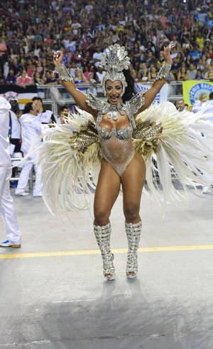 Cinthia Santos é rainha de bateria da escola Cinthia Santos é rainha de bateria da escola