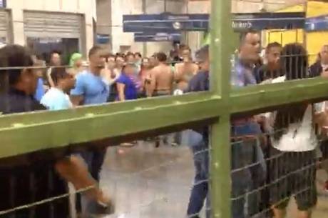 Foliões alegam que estação de metrô foi fechada antes do horário previsto, mas a CBTU garante que o serviço funcionou normalmente Foliões alegam que estação de metrô foi fechada antes do horário previsto, mas a CBTU garante que o serviço funcionou normalmente
