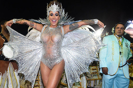 Dani Bolina representa Rainha das Águas em desfile da Vila Maria