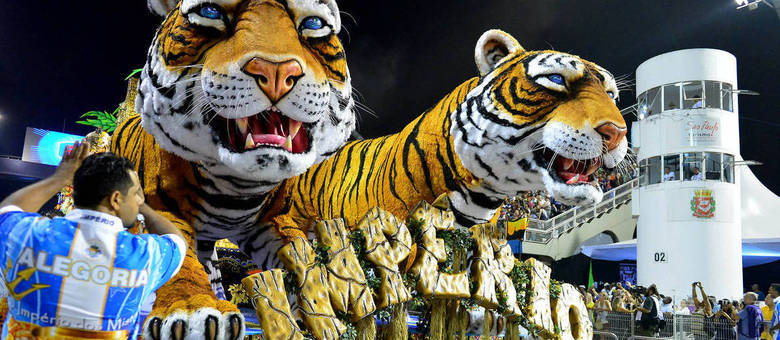 Tigres do abre-alas da Império de Casa Verde: luxo e gigantismo nas alegorias Tigres do abre-alas da Império de Casa Verde: luxo e gigantismo nas alegorias