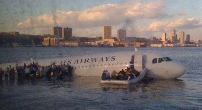 Pilotos fizeram um pouso de emergÃªncia no rio Hudson em Nova York em 2009