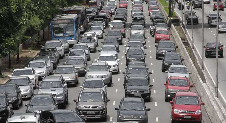 O rodízio municipal de veículos estará suspenso para carros na segunda-feira (15)
