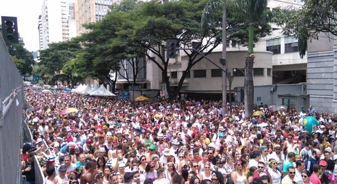 Bloco Baianas Ozadas desfila no centro de BH a partir das 11h Bloco Baianas Ozadas desfila no centro de BH a partir das 11h