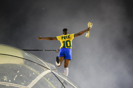 Ídolo do futebol, Pelé foi homenageado pela Grande Rio