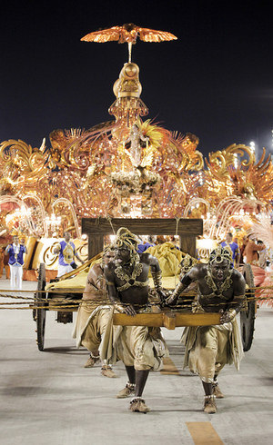 Beija-Flor abriu seu desfile com dourado