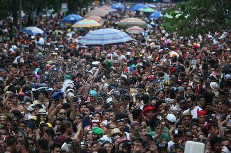 O Bloco Desmanche atraiu uma multidão de foliões na tarde deste domingo lotou a região da rua Xavier de Toledo