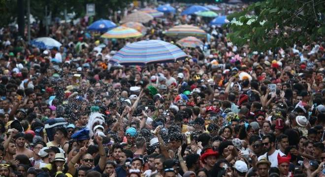 Bloco de carnaval em São Paulo; festa será primeira folga esticada do ano