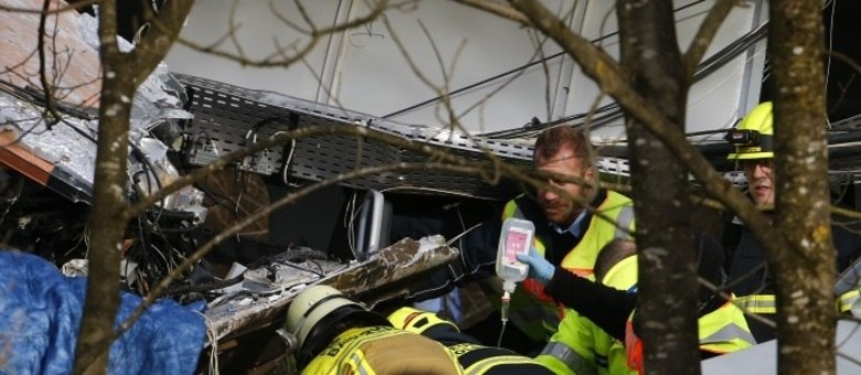 Equipes de resgate tentam retirar sobreviventes dos trens que colidiram nesta terça-feira
