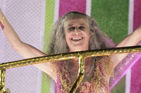 Maria Bethânia desfila na homenagem da Mangueira