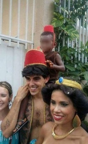 Trio desfilou vestido de Aladdin, Jasmine e Abu 