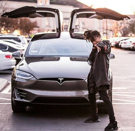 Jaden, filho do astro Will Smith, exibe seu primeiro carro nas redes