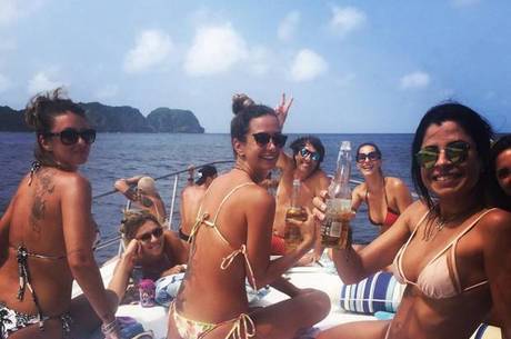 Grazi Massafera e Anna Lima curtem dia de sol em Noronha