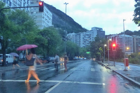 Cidade amanheceu chuvosa e com temperatura mais baixa 