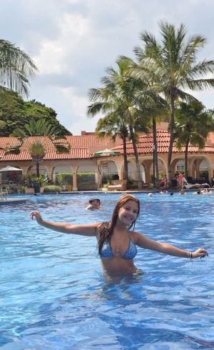 Julia Gomes curte piscina de resort