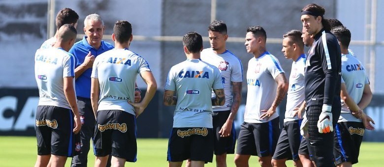 Técnico Tite se viu obrigado a enxugar o elenco do Corinthians para a temporada 2016