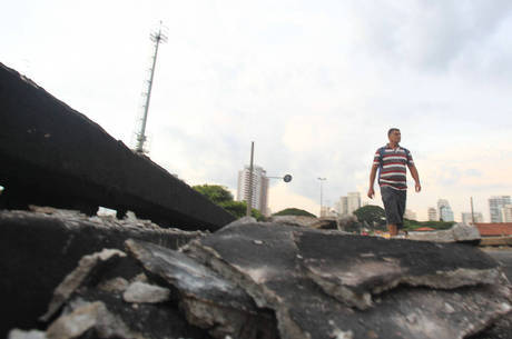 Estrutura do viaduto Santo Amaro ficou comprometida Estrutura do viaduto Santo Amaro ficou comprometida