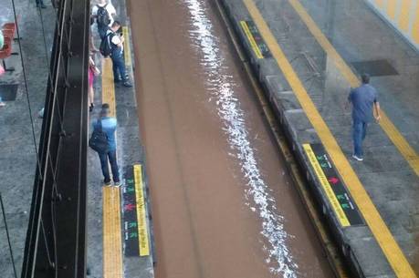Estação do metrô Pavuna ficou alagada por causa da chuva